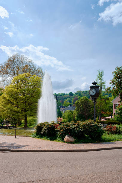 фонтан в gonneranlage kurpark старый город баден-баден германия - baden baden green street fountain стоковые фото и изображения