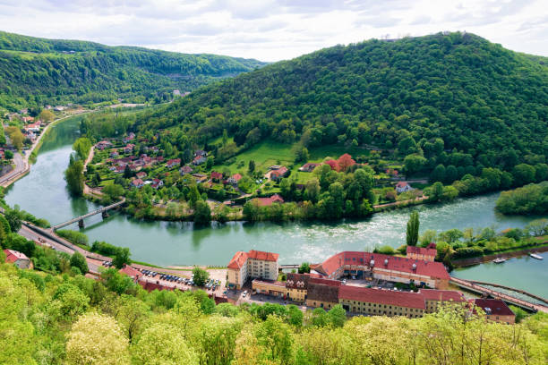 пейзаж из цитадели безанкона с рекой дубс в бургоне - doubs river стоковые фото и изображения