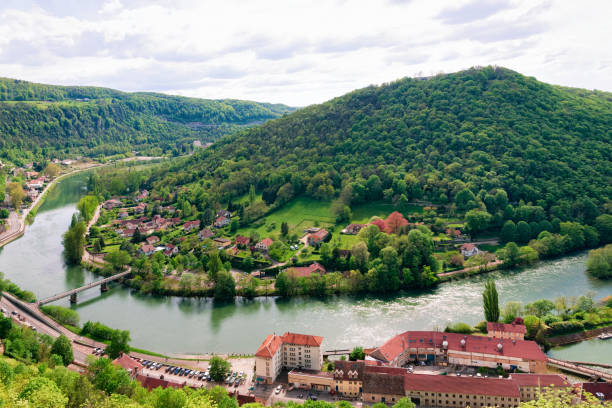 landschaft von der zitadelle von besancon mit dem fluss doubs bei bourgogne - town village panoramic green stock-fotos und bilder