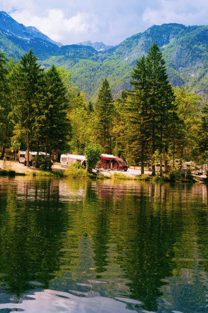ボヒニ湖スロベニアでのrvキャラバントレーラーのキャンプ - european alps carpathian mountain range evergreen tree tree ストックフォトと画像
