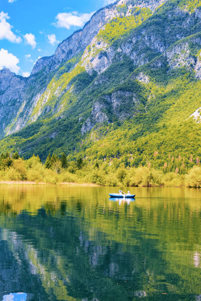 scenery of couple canoeing on bohinj lake in slovenia - julian alps lake bohinj lake bohinj imagens e fotografias de stock