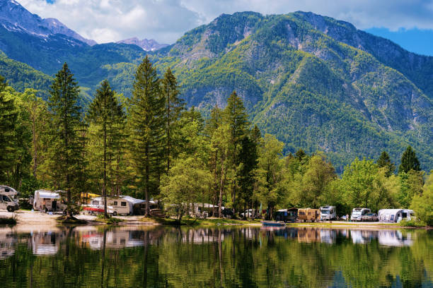 campeggio di rimorchi per roulotte camper vicino al lago bohinj in slovenia - camper foto e immagini stock