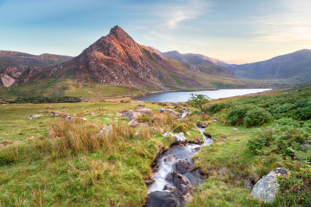 mount tryfan in snowdonia - wales mountain mountain range hill imagens e fotografias de stock