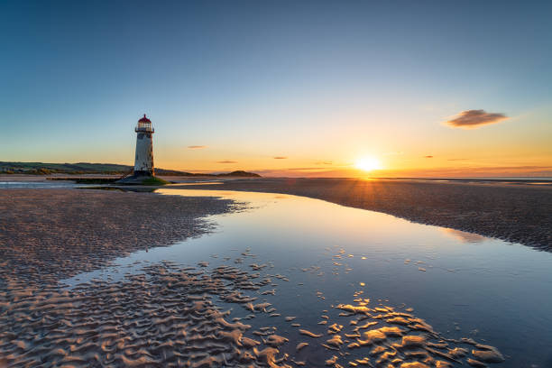 faro di point of ayr a talacre in galles - flintshire foto e immagini stock