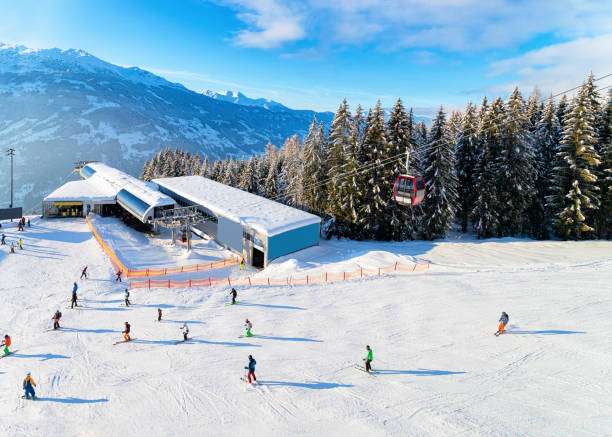 zillertal arena estância de esqui e pessoas esquiando mayrhofen na áustria - ski arena - fotografias e filmes do acervo