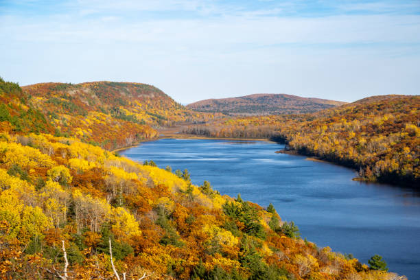 lac des nuages à l'automne avec de belles feuilles d'automne sur les arbres, dans les montagnes porcupine michigan - étendue sauvage état sauvage photos et images de collection