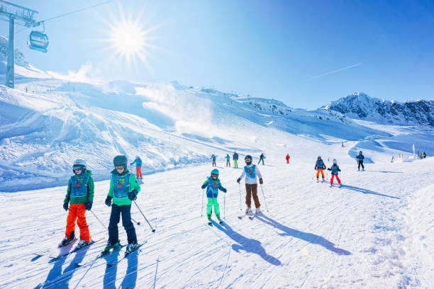 grupa dzieci narciarzy z instruktorem narciarstwa na lodowcu hintertux - ski arena zdjęcia i obrazy z banku zdjęć