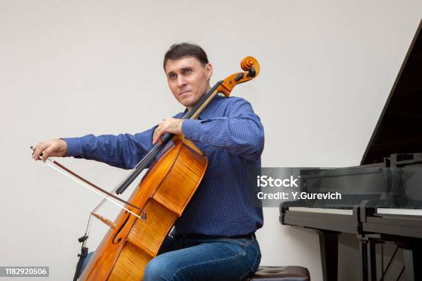 심포니 오케스트라의 음악가 리허설에서 첼리스트 Classical Concert에 대한 스톡 사진 및 기타 이미지 ...