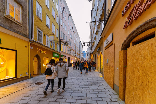 люди на улице гетрейдегассе старого города зальцбурга - getreidegasse стоковые фото и изображения