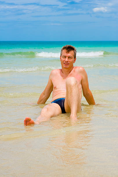 uomo in spiaggia - men swimming trunks beach racing briefs foto e immagini stock