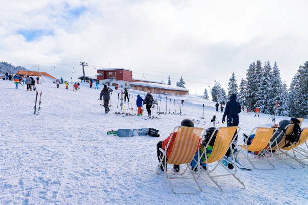 povos que relaxam e que sentam-se em cadeiras de plataforma arena de zillertal - ski arena - fotografias e filmes do acervo