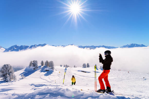 narty narciarskie kobiet w ośrodku narciarskim zillertal arena austria - ski arena zdjęcia i obrazy z banku zdjęć