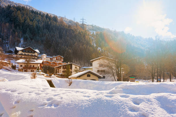 paisaje con casas de chalet de madera zillertal en austria - austria village chalet ski resort fotografías e imágenes de stock