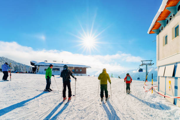 esquiadores dos povos que esquiam a estância de esqui áustria da arena de zillertal - ski arena - fotografias e filmes do acervo