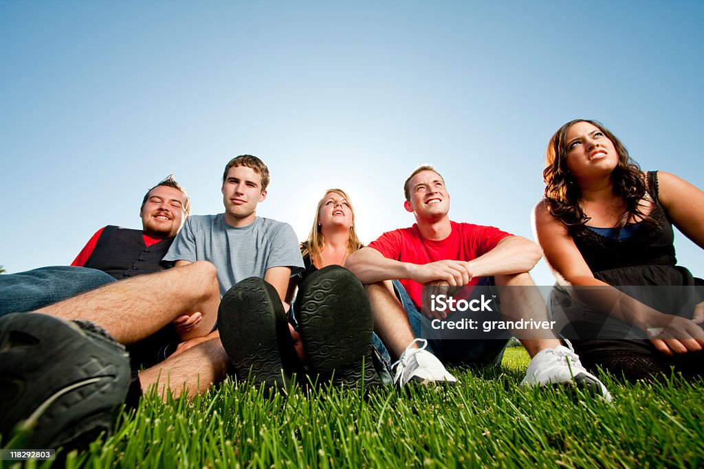 Nastolatki, siedząc na trawie - Zbiór zdjęć royalty-free (Organizacja młodzieżowa)