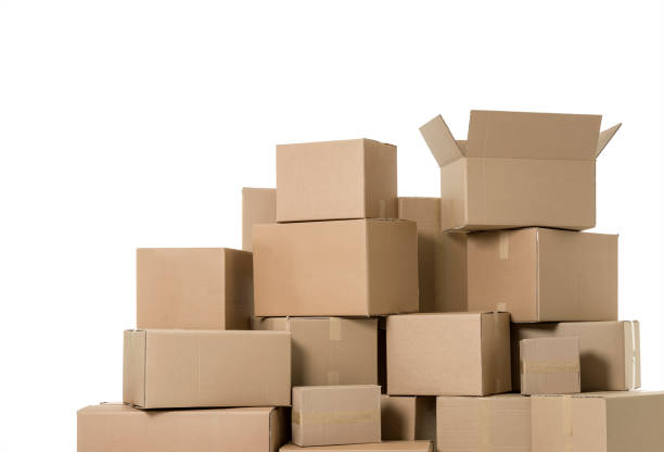 grand groupe de boîtes en carton sur le blanc - corrugated cardboard moving house cardboard box photos et images de collection