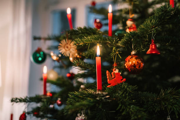 bougies rouges brûlant sur l'arbre de noel allemand traditionnel - candle christmas tree candlelight christmas ornament photos et images de collection