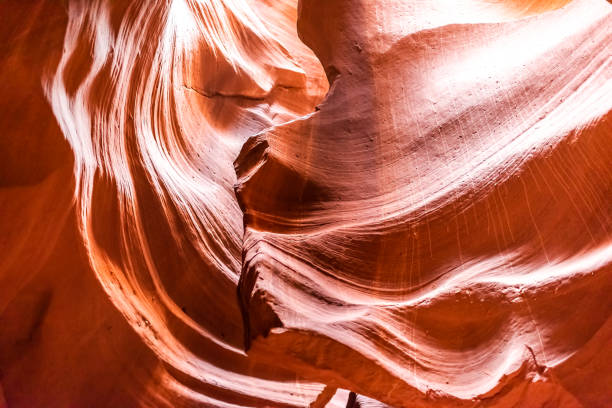 abstrakte nahansicht von schatten und lichtwellen am oberen antelope slot canyon mit formformationen aus roten gesteinsschichten sandstein in page, arizona - 16712 stock-fotos und bilder