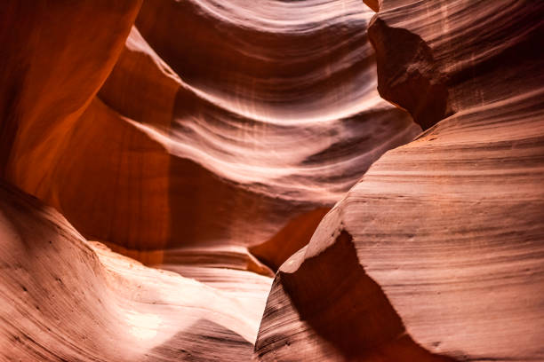 vista ravvicinata astratta di ombre e luce nell'antelope slot canyon superiore con formazioni a forma d'onda di strati di roccia rossa arenaria a page, arizona - 16710 foto e immagini stock