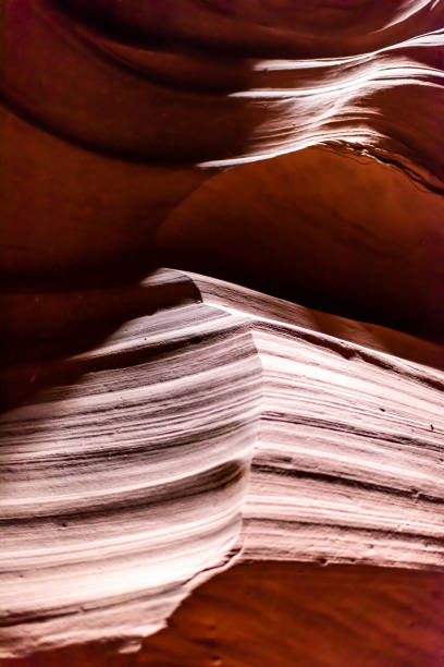 абстрактный вертикальный вид крупным планом темных теней контрастирует в верхнем каньоне слота антилопы с каменным песчанином волны в пей - 16715 стоковые фото и изображения