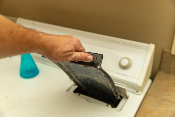 handhaltefusselfalle beim waschen - lint remover stock-fotos und bilder