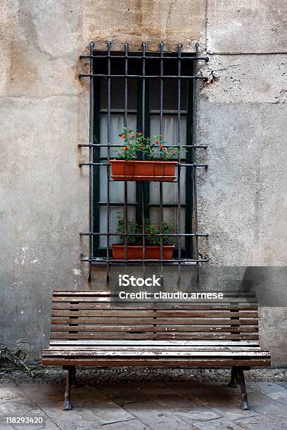 Vecchio Windows E Panca Immagine A Colori - Fotografie stock e altre immagini di Composizione verticale - Composizione verticale, Cultura italiana, Finestra