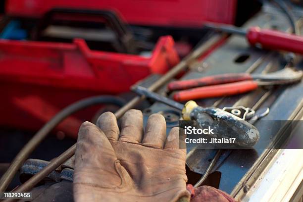 Photo libre de droit de Gants En Cuir Et Des Outils banque d'images et plus d'images libres de droit de Boîte à outils - Boîte à outils, Capot de voiture, Concepts