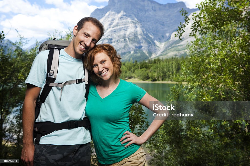 Attraente coppia escursioni in montagna - Foto stock royalty-free di Abbigliamento casual