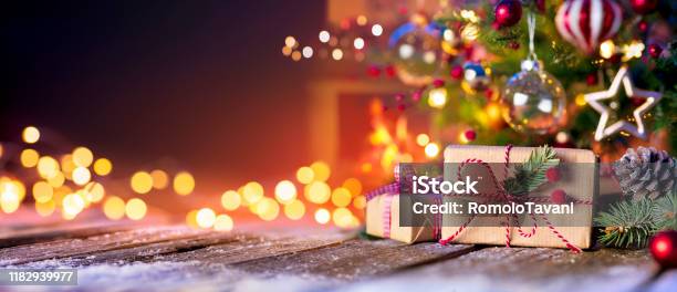 Christmas Home Room Gift Box Below Tree With Lights And Fireplace - Fotografias de stock e mais imagens de Natal