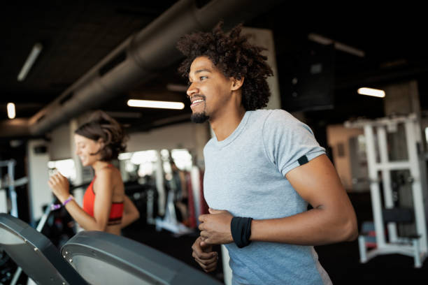 현대 스포츠 체육관에서 러닝 머신에서 달리는 젊은 이들의 그룹 - treadmill 뉴스 사진 이미지