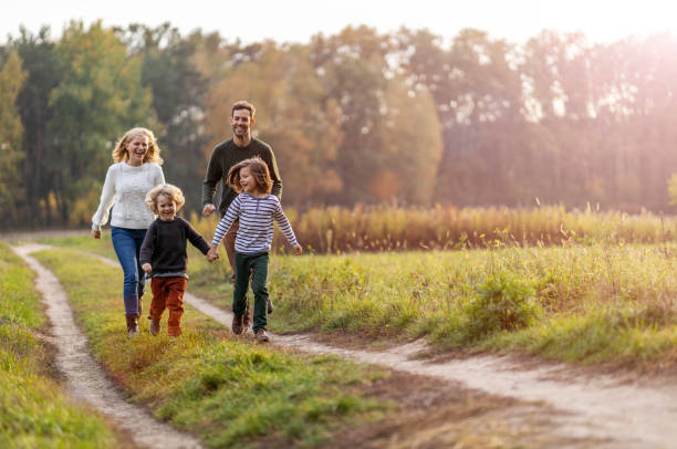 junge familie mit spaß im freien - family four people smiling autumn stock-fotos und bilder