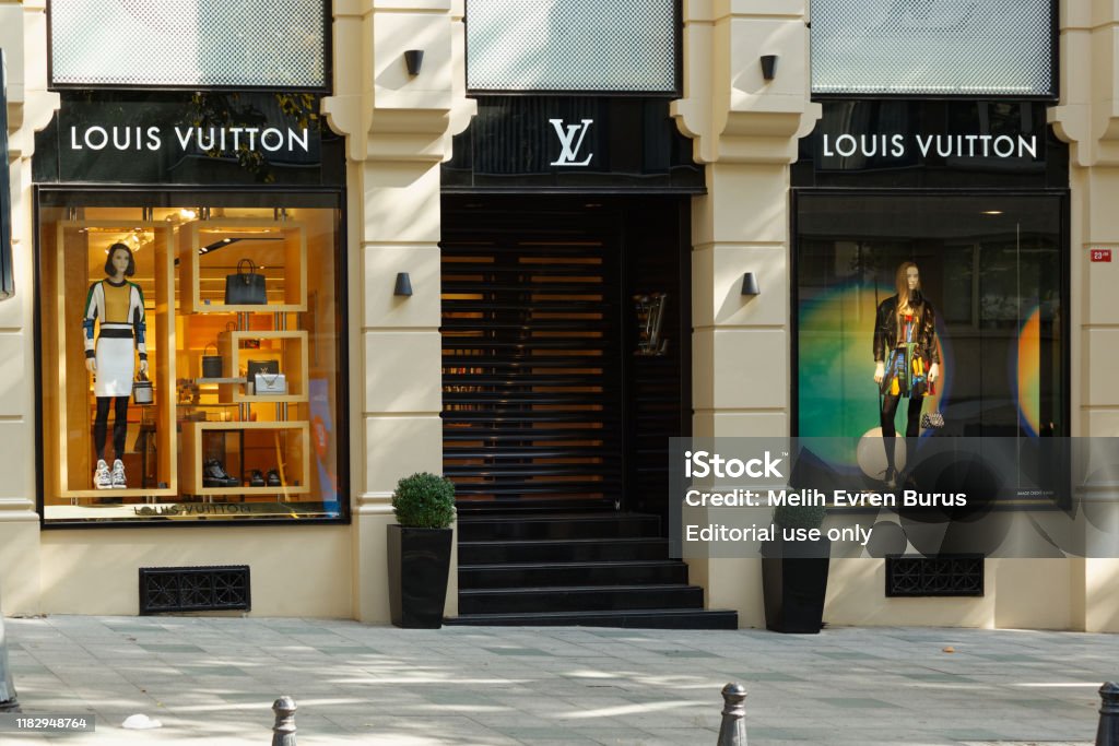 Louis Vuitton Store Facade Stock Photo - Download Image Now - Boutique,  Door, France - iStock
