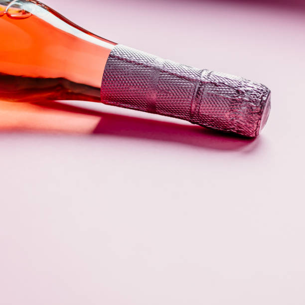 butelka różowego wina szampana na różowym tle - pink glass wine bubble zdjęcia i obrazy z banku zdjęć