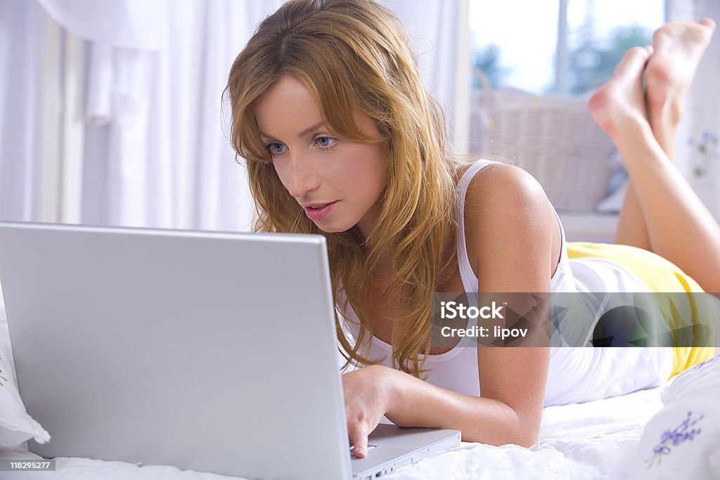 Молодая женщина с ноутбуком - Стоковые фото Brand Name Online Messaging Platform роялти-фри