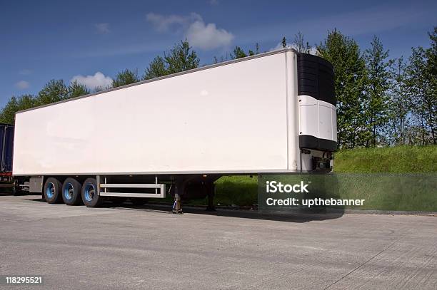 大型白色コールド予告編貨物トラックの - 車両 トレーラーのストックフォトや画像を多数ご用意 - 車両 トレーラー, カラー画像, トラック
