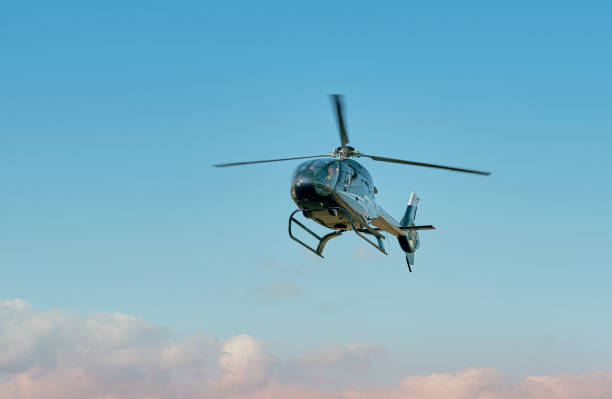piccolo elicottero commerciale in aeroporto - elicottero foto e immagini stock