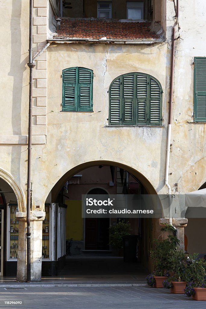 Antiguo Palacio con Colonnade - Foto de stock de Antigualla libre de derechos