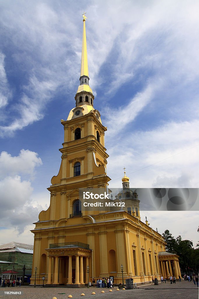 Catedral templo em petropavlovskaya Fortaleza - Foto de stock de Amarelo royalty-free