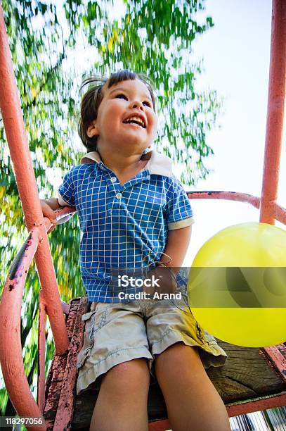 Balanceo Niño Foto de stock y más banco de imágenes de 2-3 años - 2-3 años, Aire libre, Alegre