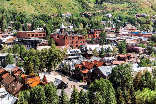 telluride, petite ville du colorado avec vue aérienne d'oeil d'oiseau d'angle élevé du paysage urbain de la gondole libre au village de montagne en été - travel locations architecture and buildings transportation photos et images de collection