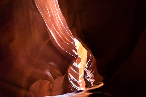 a vista do ângulo baixo das sombras claras contrasta na garganta do entalhe do antílope com arenito de rocha alaranjado vermelho na página, o arizona - 16723 - fotografias e filmes do acervo