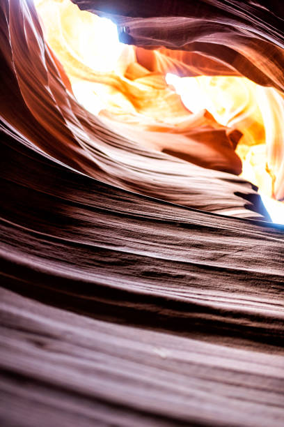 애리조나 주 페이지의 파도 모양 바위 사암의 붉은 층이있는 상부 영양 슬롯 협곡에서 질감과 밝은 하늘의 수직보기의 클로즈업 - 16733 뉴스 사진 이미지