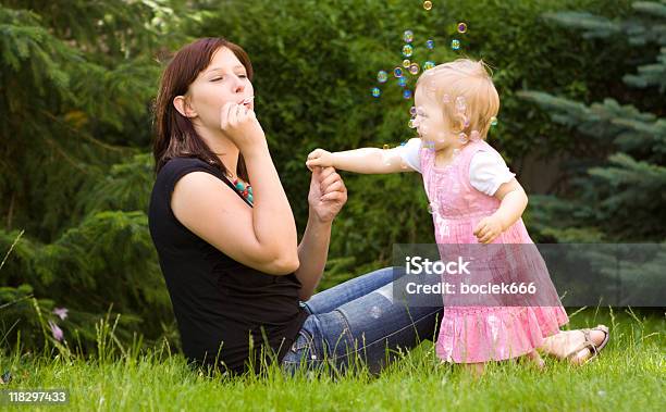 Mãe E Seu Bebê No Jardim - Fotografias de stock e mais imagens de Adolescência - Adolescência, Adulto, Ao Ar Livre