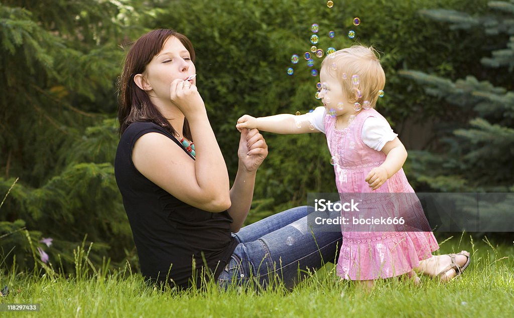 Мать и ее ребенок на сад - Стоковые фото Близость роялти-фри