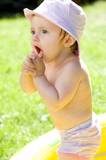 Bambino felice in giardino - foto stock