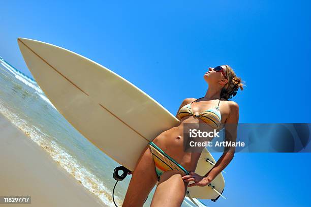 해변을 산책하는 소녀 서퍼 가냘픈에 대한 스톡 사진 및 기타 이미지 - 가냘픈, 귀여운, 긍정적인 감정 표현