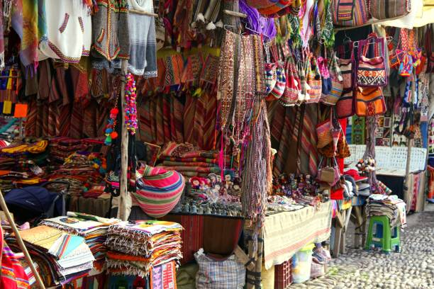 kolorowy rynek pisac w andach peru - calca zdjęcia i obrazy z banku zdjęć