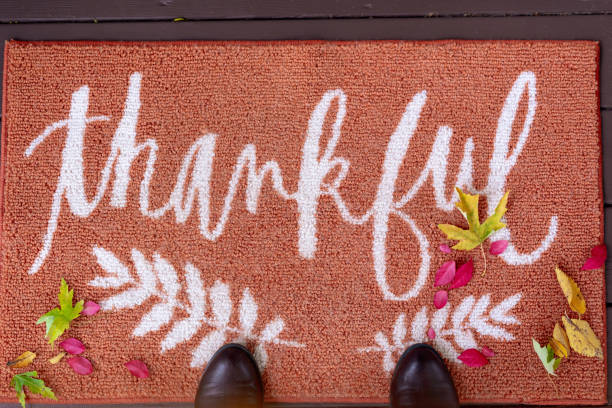 istock Welcome mat with the word thankful 1182983907