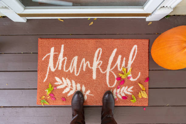 alfombra de bienvenida en el porche delantero con la palabra thankful - front porch fotografías e imágenes de stock