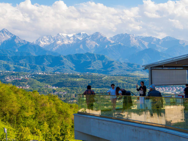 kok-tobe hill, almaty, cazaquistão - alatau - fotografias e filmes do acervo